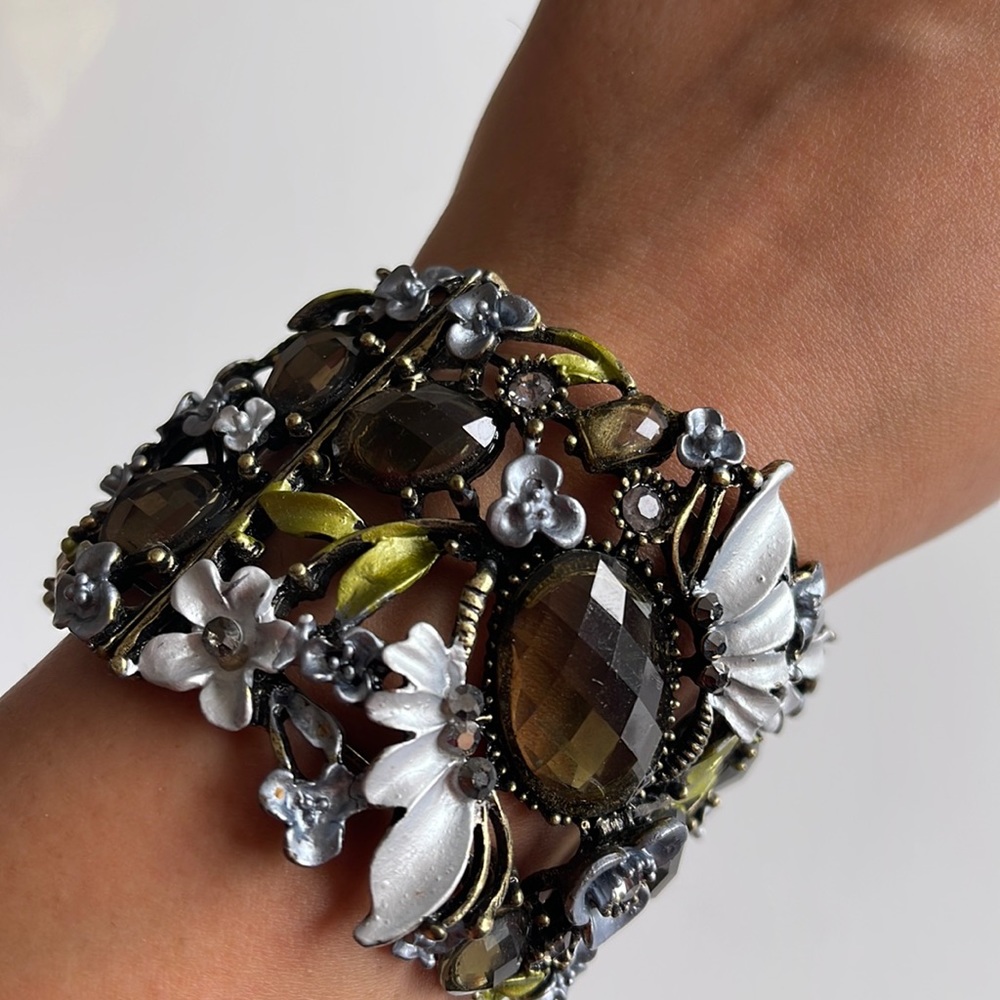 Garden flower cuff